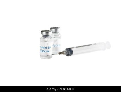 Covid-19 Impfstoffflaschen mit auf Weiß isolierter, hypodermischer Nadel Stockfoto