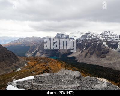 Schneebedeckter Gipfel im Berg in der Saison Blick ändern Des Tals aus einer hohen Höhe Stockfoto