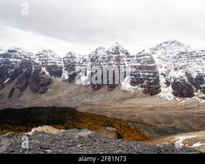 Tal mit vielen schneebedeckten Gipfel im Herbst Stockfoto