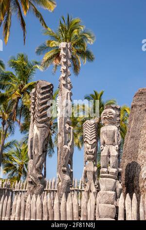 Ki'i Holzschnitzereien im Pu'uhonua o Honaunau National Historical Park. Im alten Hawaii war dies der Ort der Zuflucht, wo Individuen, die gebrochen hatten Stockfoto