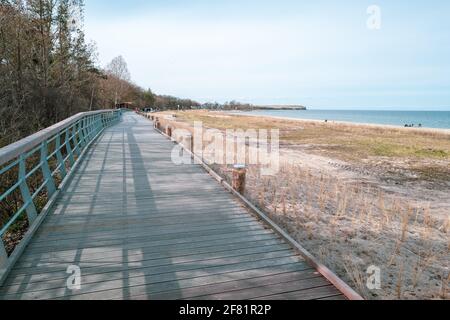 Ein Holzpfad entlang der Ostsee in Boltenhagen Stockfoto