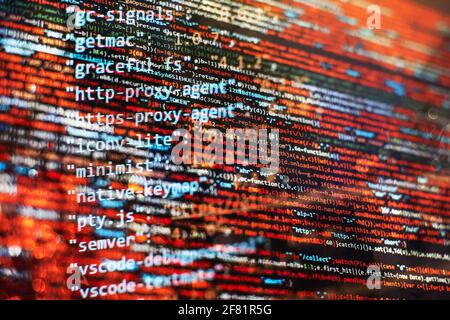Analyse der Serverprotokolle. Nahaufnahme Entwicklung von Programmier- und Codierungstechnologien. Entwickler arbeiten an Websites Codes im Büro. Stockfoto