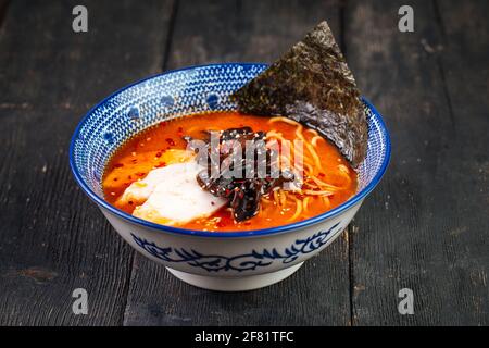 Japanische würzige Chili Miso Ramen Nudelsuppe Schüssel Stockfoto