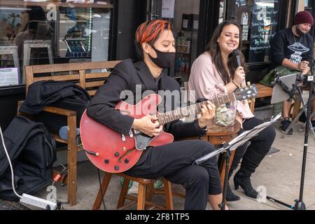 New York, USA. April 2021. NEW YORK, NY - 10. APRIL: Tomoya Ogawa und Genevieve Faivre treten am 10. April 2021 im Barn Coffee Shop in Astoria im Queens Borough von New York City auf. Kredit: Ron Adar/Alamy Live Nachrichten Stockfoto