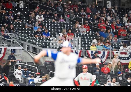 Atlanta, GA, USA. April 2021. Eine begrenzte Teilnehmerzahl von 33 % nimmt an einem MLB-Spiel zwischen den Philadelphia Phillies und Atlanta Braves im Truist Park in Atlanta, GA, Teil. Austin McAfee/CSM/Alamy Live News Stockfoto