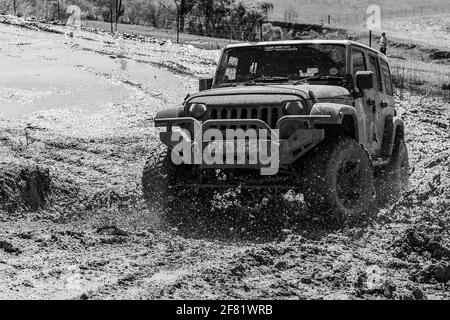 HARRISM, SÜDAFRIKA - 13. März 2021: Harrismith, Südafrika - 02 2015. Oktober: 4x4-Schlammfahrertraining im Camp Jeep auf dem Drakensberg Stockfoto