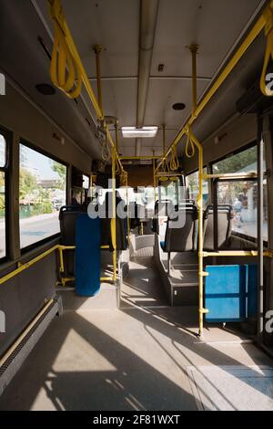 Ein leeres Fahrzeug mit öffentlichen Verkehrsmitteln. Leere Plätze eines Obus. Niemand sitzt im Bus. Stockfoto