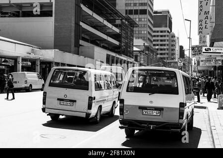 JOHANNESBURG, SÜDAFRIKA - 13. März 2021: Johannesburg, Südafrika - 17 2012. Oktober: Mini-Bus-Taxi auf den Straßen von Johannesburg Stockfoto