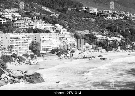 KAPSTADT, SÜDAFRIKA - 13. März 2021: Kapstadt, Südafrika - 15. Oktober 2019: Blick auf Clifton Beach und Apartments in Kapstadt, Südafrika Stockfoto