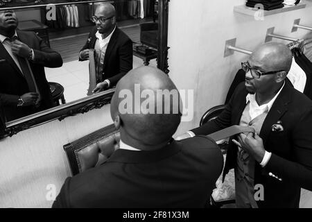 JOHANNESBURG, SÜDAFRIKA - 13. März 2021: Johannesburg, Südafrika - 12 2013. Juni: Men Shopping for clothing in upmarket Mall Stockfoto