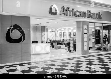 JOHANNESBURG, SÜDAFRIKA - 13. März 2021: Johannesburg, Südafrika - 16 2012. Juli: Innenansicht einer modernen Afrikanischen Bank Stockfoto