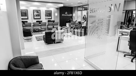 JOHANNESBURG, SÜDAFRIKA - 13. März 2021: Johannesburg, Südafrika - 16 2012. Juli: Innenansicht einer modernen Afrikanischen Bank Stockfoto