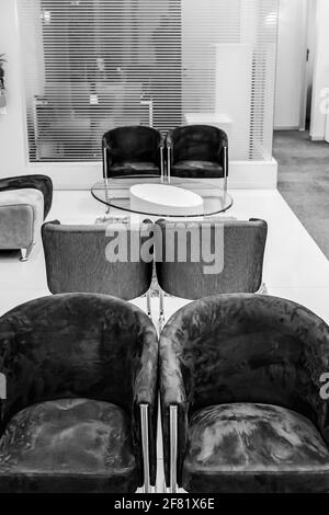 JOHANNESBURG, SÜDAFRIKA - 13. März 2021: Johannesburg, Südafrika - 16 2012. Juli: Innenansicht einer modernen Afrikanischen Bank Stockfoto