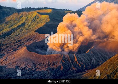 Mt. Der Vulkan Bromo in Ost-Java ist der aktive Kegel innerhalb der riesigen Tengger-Caldera, einer der malerischsten Orte Indonesiens in Ost-Java, Stockfoto