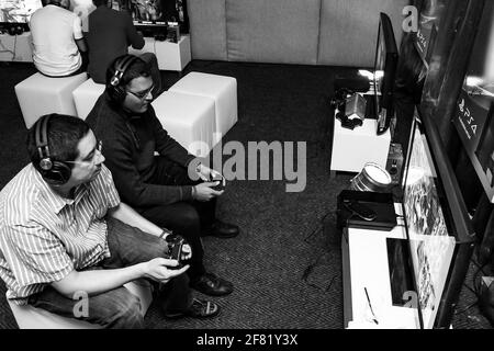 JOHANNESBURG, SÜDAFRIKA - 13. März 2021: Johannesburg, Südafrika - 10 2013. Dezember: Gamers at Play Station PS4 Launch Event Stockfoto