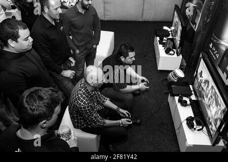 JOHANNESBURG, SÜDAFRIKA - 13. März 2021: Johannesburg, Südafrika - 10 2013. Dezember: Gamers at Play Station PS4 Launch Event Stockfoto