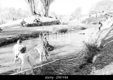 JOHANNESBURG, SÜDAFRIKA - 13. März 2021: Johannesburg, Südafrika - 12 2018. Mai: Kinder, die Spaß in einem Park haben Stockfoto