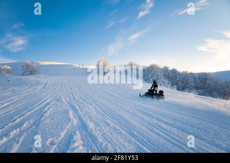 Urlauber im Resort Touristen im Tal gehen Snowboarden Und Skifahren Stockfoto