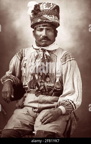 Billy Bowlegs III, alias Billy Fewell oder Cofehapkee (1862–1965), Seminole Elder (ebenfalls afroamerikanischer Abstammung) und Stammeshistoriker, in einem Porträt von 1911. Bowlegs war der Enkel von Osceola und war Mitglied des Schlangenclans.