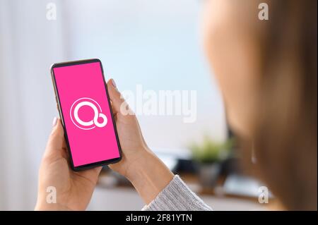 Kiew, Ukraine - 2. April 2021: Google Fuchsia OS-Logo auf dem Handy-Bildschirm. Eine Frau hält Smartphone mit Fuchsia-Logo auf dem Display, Betriebssystem von Google Corporation entwickelt Stockfoto