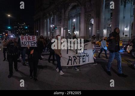 New York, Usa. April 2021. Demonstranten, die ein Plakat und ein Transparent mit der Aufschrift „FIRE ARTEM“ halten, marschieren im Rathaus während einer Demonstration zur Abschaffung der Polizei und des New Yorker Polizeidezernats (NYPD), Prusayev, ab. 12 2021 der NYPD-Offizier Artem Prusayev zog seine Waffe in Richtung der Protestierenden aus, nachdem er gefragt wurde, warum er während dieser Demonstration keine Maske trug. Kredit: SOPA Images Limited/Alamy Live Nachrichten Stockfoto