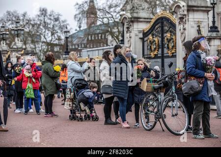 Nach der Ankündigung des Todes des Palastes stehen sich die Brunnenflüger vor dem Buckingham Palace, um Blumen zu legen, um dem Herzog von Edinburgh ihre Achtung zu erweisen. Stockfoto