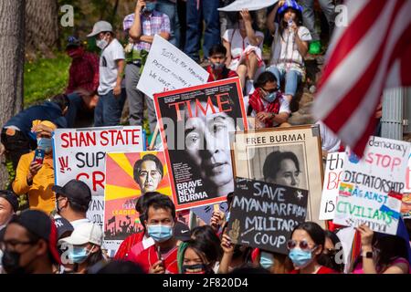 Washington, DC, USA, 10. April 2021. Im Bild: Demonstranten halten während einer Kundgebung vor dem Konsulat in Myanmar gegen den Militärputsch Schilder mit Forderungen nach Freiheit für Aung San Suu Kyi, Staatsrätin von Myanmar (entspricht dem Premierminister). Kredit: Allison C Bailey/Alamy Live Nachrichten Stockfoto