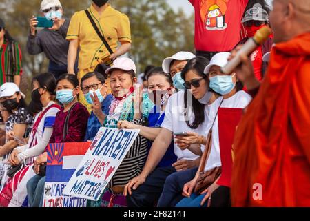 Washington, DC, USA, 10. April 2021. Im Bild: Demonstranten sitzen an einer Stützmauer, während sie dem Programm für eine Demonstration gegen den Putsch in Myanmar zuhören. Kredit: Allison C Bailey/Alamy Live Nachrichten Stockfoto