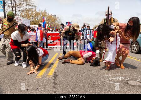 Washington, DC, USA, 10. April 2021. Im Bild: Demonstranten, die als Mitglieder der Militärjunta gekleidet waren, taten so, als ob sie normale Bürger missbrauchten, um auf die Gewalt aufmerksam zu machen, die das birmanische Militär derzeit Demonstranten während einer Demonstration gegen den Putsch in Myanmar zufügt. Kredit: Allison C Bailey/Alamy Live Nachrichten Stockfoto