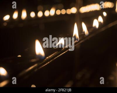 Ungezähntes Brennen im Zahntempel in Süßigkeiten sri lanka Stockfoto