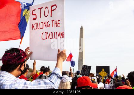 Washington, DC, USA, 10. April 2021. Im Bild: Ein Protestler trägt ein Schild, das Myanmar auffordert, die Tötung von Zivilisten einzustellen, da Hunderte von Menschen an einer Demonstration teilnehmen und gegen den Putsch in Myanmar marschieren. Kredit: Allison C Bailey/Alamy Live Nachrichten Stockfoto