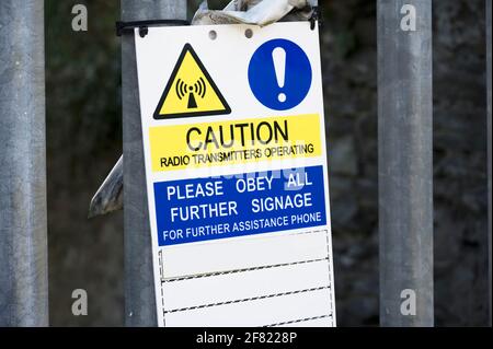 Warnschild für den Betrieb von Funksendern Stockfoto