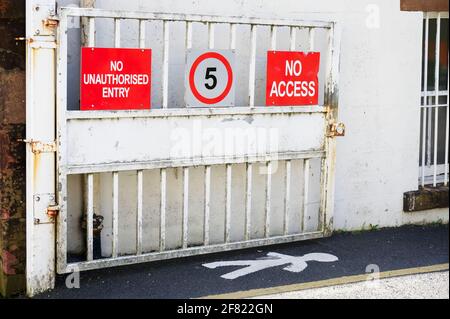 Kein Zufahrtsschild am Straßeneingang Stockfoto