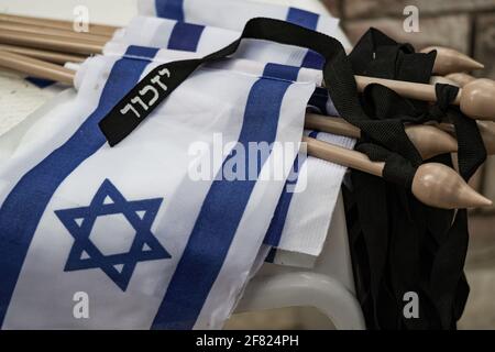 Jerusalem, Israel. April 2021. IDF-Soldaten legen kleine israelische Fahnen mit schwarzen Bändern auf jedes der Gräber und grüßen die Gefallenen auf dem Militärfriedhof von Mount Herzl vor dem Gedenktag, Jom Hazikaron, für die gefallenen Soldaten und Opfer von Terroranschlägen. Der Gedenktag wird am 14. April 2021 markiert. Kredit: Nir Alon/Alamy Live Nachrichten Stockfoto