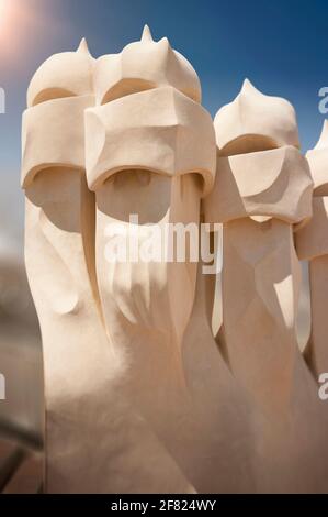 La Pedrera (Casa Mila). Barcelona, Spanien, Europa. Kamintöpfe auf dem Dach. Entworfen von Antoni Gaudi Stockfoto