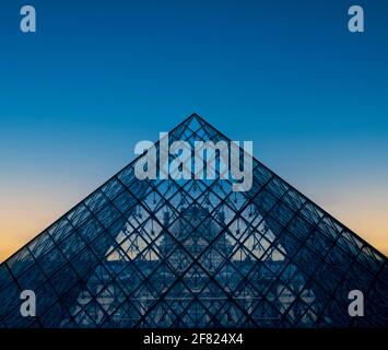 Louvre Glaspyramide bei Sonnenuntergang, Musée du Louvre, Paris, Frankreich, Europa. Pyramidendetails Stockfoto