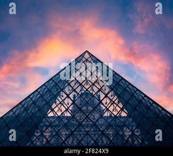 Louvre Glaspyramide bei Sonnenuntergang, Musée du Louvre, Paris, Frankreich, Europa. Pyramidendetails Stockfoto