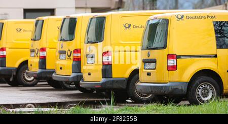 Braubach, Deutschland, 11. April 2021: Transportfahrzeuge der 'Deutsche Post DHL Group' Stockfoto