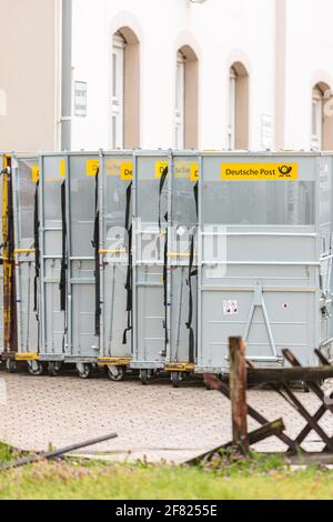 Braubach, Deutschland, 11. April 2021: Transportboxen der Deutschen Post Stockfoto