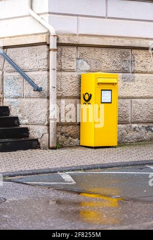 Braubach, Deutschland, 11. April 2021: Briefkasten der Deutschen Post vor einem Haus Stockfoto