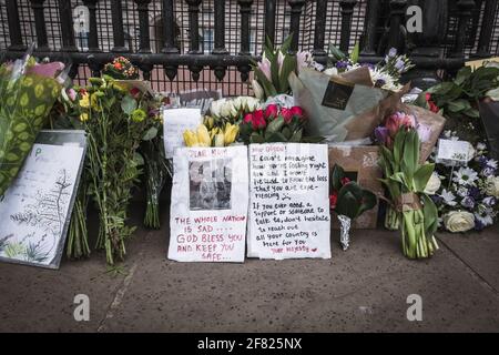 LONDON, Großbritannien - 10. APRIL: Blumen vor dem Buckingham Palace nach der Ankündigung des Todes des Prinzen Phillip, Herzog von Edinburgh Stockfoto