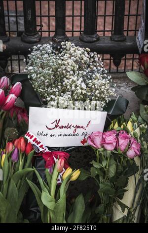 LONDON, Großbritannien - 10. APRIL: Blumen vor dem Buckingham Palace nach der Ankündigung des Todes des Prinzen Phillip, Herzog von Edinburgh Stockfoto