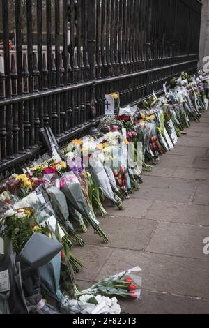 LONDON, Großbritannien - 10. APRIL: Blumen vor dem Buckingham Palace nach der Ankündigung des Todes des Prinzen Phillip, Herzog von Edinburgh Stockfoto