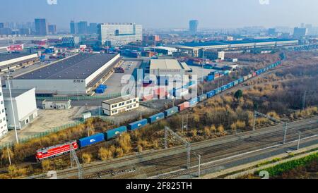 (210411) -- CHENGDU, 11. April 2021 (Xinhua) -- Luftfoto vom 21. Februar 2021 zeigt den ersten chinesisch-europäischen Güterzug, der St. Petersburg von Russland mit Chengdu verbindet und den Chengdu International Railway Port in Chengdu, südwestlich der chinesischen Provinz Sichuan, verlässt. (Verwaltungskomitee des Chengdu International Railway Port/Handout über Xinhua) Stockfoto