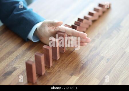Businessman Hand trennt Holzblöcke auf dem Tisch Stockfoto