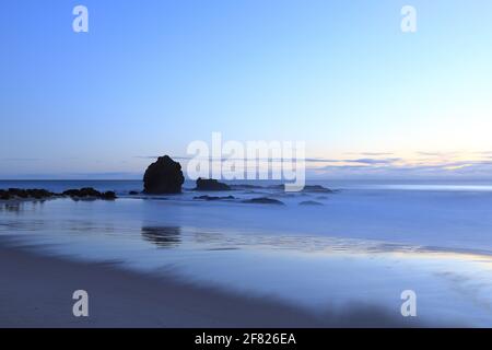 Currumbin Rock bei Sonnenaufgang am Currumbin Beach, Gold Coast, Queensland, Australien Stockfoto