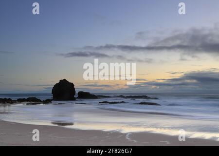 Currumbin Rock bei Sonnenaufgang am Currumbin Beach, Gold Coast, Queensland, Australien Stockfoto