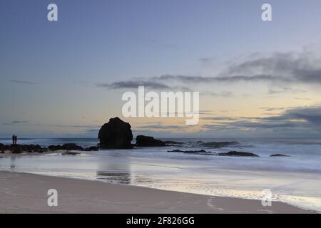 Currumbin Rock bei Sonnenaufgang am Currumbin Beach, Gold Coast, Queensland, Australien Stockfoto