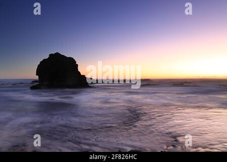 Currumbin Rock bei Sonnenaufgang am Currumbin Beach, Gold Coast, Queensland, Australien Stockfoto