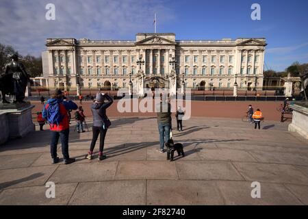 Nach der Bekanntgabe des Todes des Herzogs von Edinburgh im Alter von 99 Jahren am Freitag, dem 6. April, fotografieren die Menschen den Buckingham Palace in London. Bilddatum: Sonntag, 11. April 2021. Stockfoto